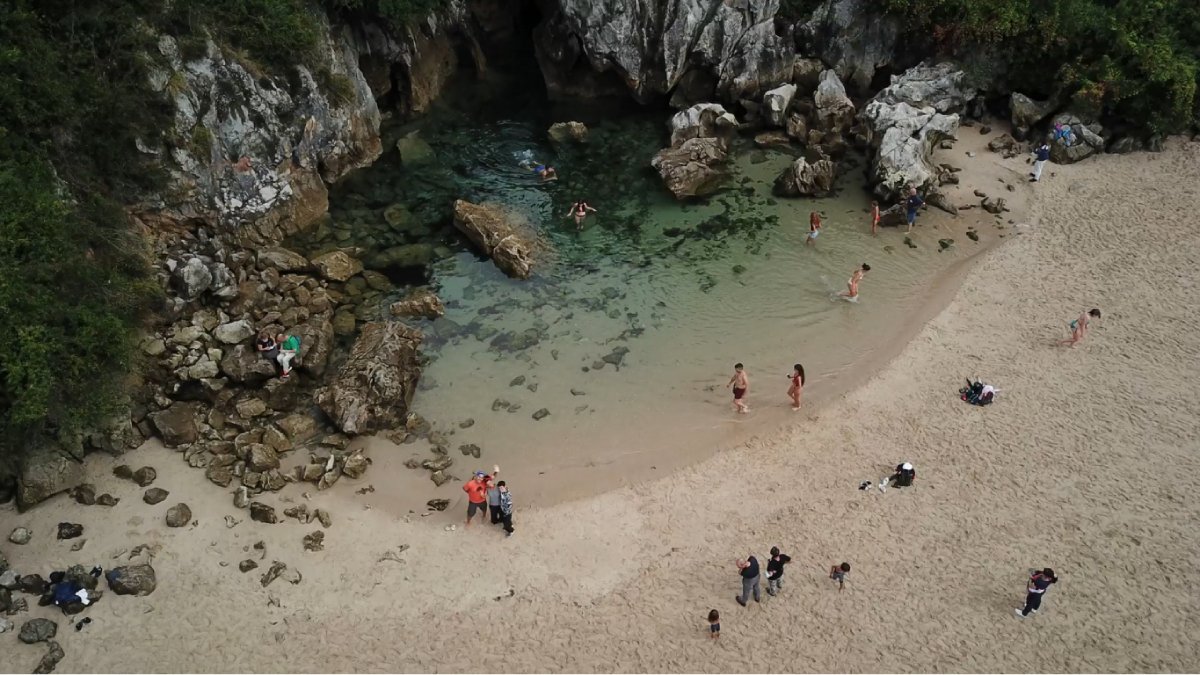 Localizada nas Astúrias, o acesso é feito por uma trilha curta e não há infraestrutura turística (Fotos: Reprodução/Youtube)