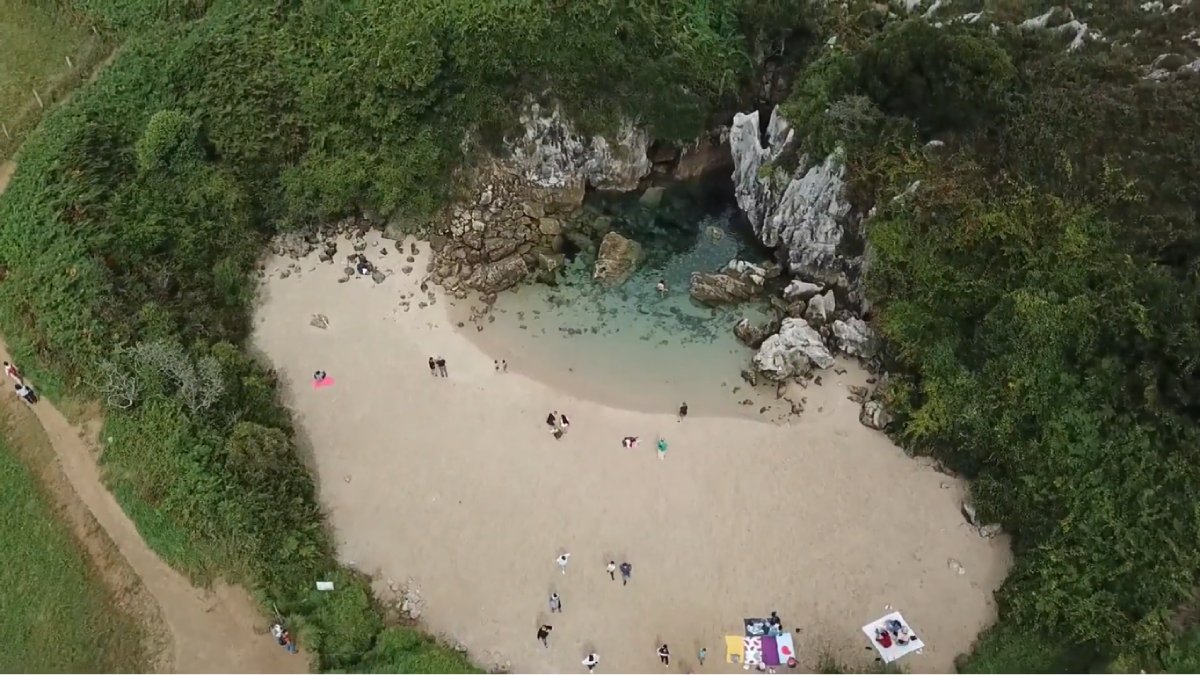 A menor praia do mundo fica na Espanha, tem 40 metros e surpreende por não ter vista para o mar
