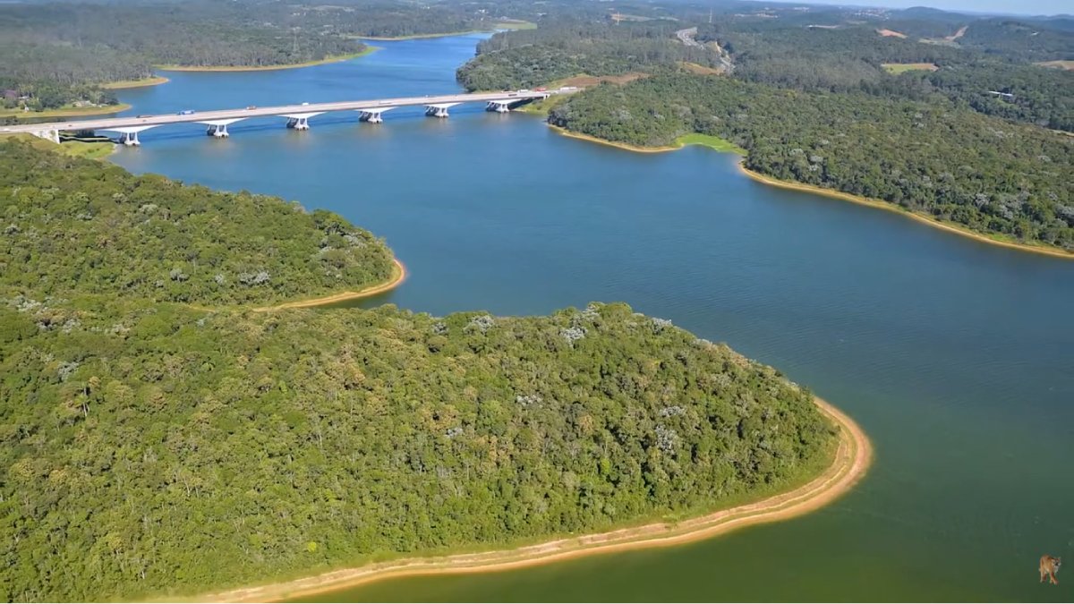 Estradas de terra e vegetação densa criam a sensação de estar longe da metrópole paulistana