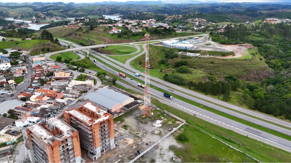Com o avanço das águas, áreas rurais, estradas e construções inteiras foram submersas