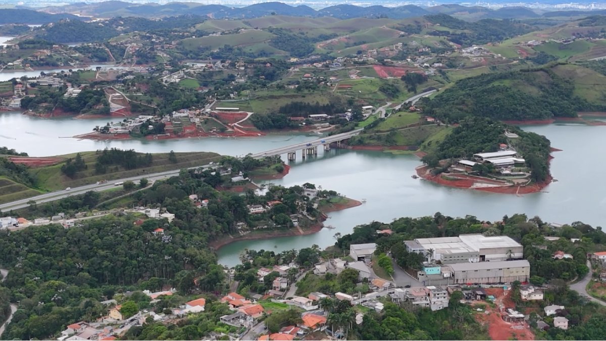 Em períodos de seca, vestígios como fundações e caminhos antigos voltam a aparecer