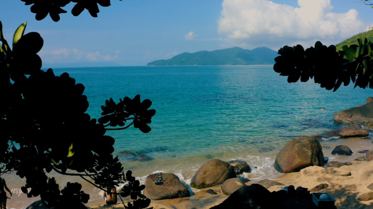 Cada praia revela um cenário único entre o azul do mar e o verde intenso da Mata Atlântica