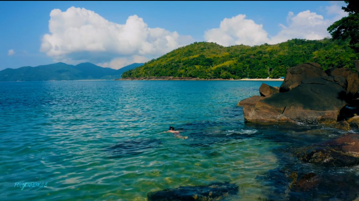 O litoral recortado cria paisagens surpreendentes que mudam completamente a cada curva