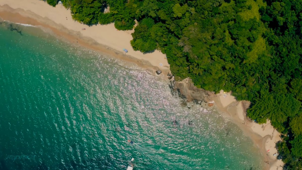 Já o norte preserva praias mais selvagens, com natureza intacta e menos movimento