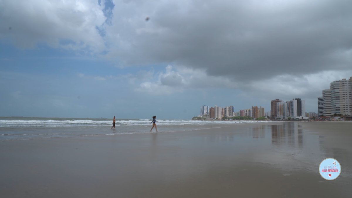 Banhada pela Baía de São Marcos, a Praia do Calhau é o destino perfeito para um pôr do sol épico