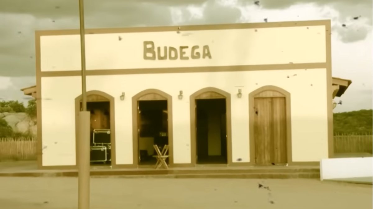 O local possui prefeitura, escola, igreja e bodega, tudo decorado com móveis rústicos e raros