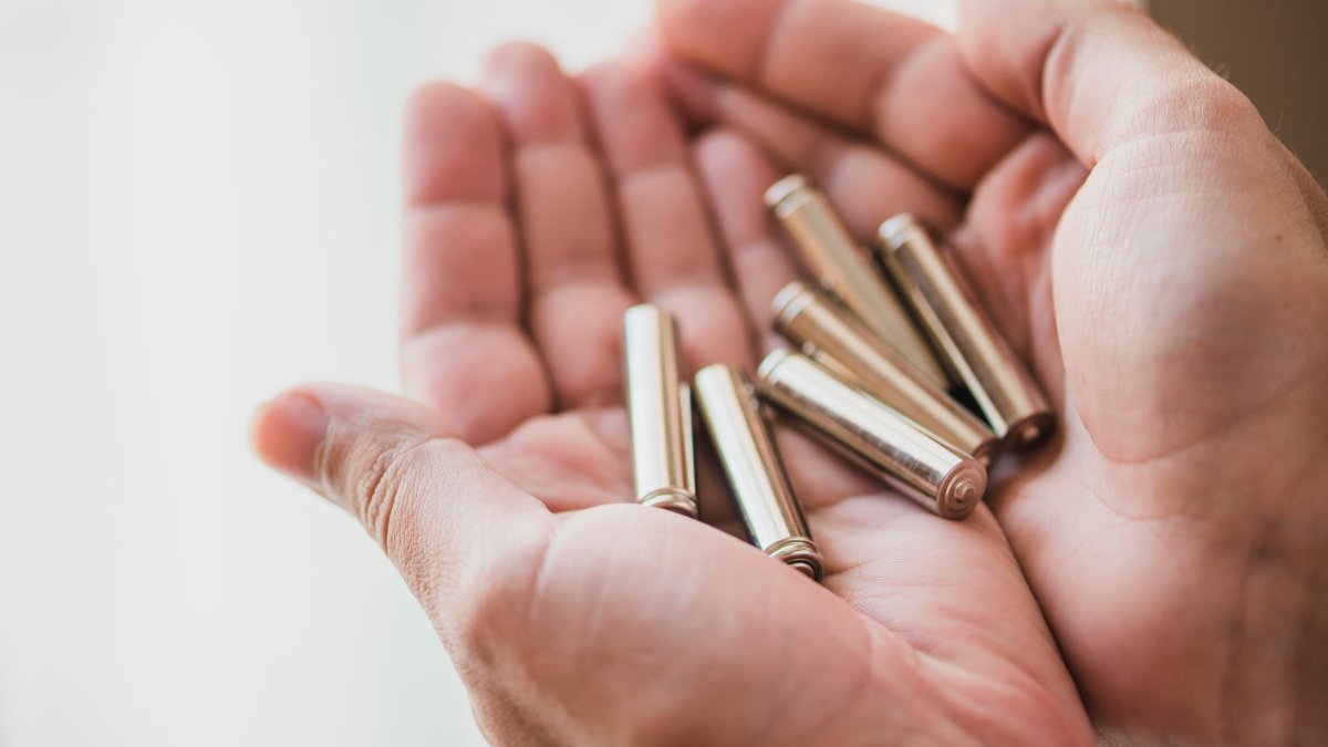 Com saída estável de 1,5V, ela garante potência máxima em lanternas e aparelhos até o fim