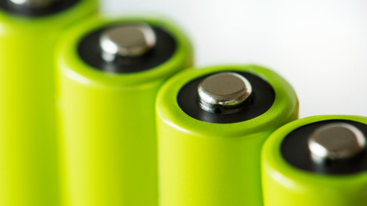 Ideal para viagens e camping, o item permite usar o mesmo cabo do celular para repor a energia (Fotos: Freepik)