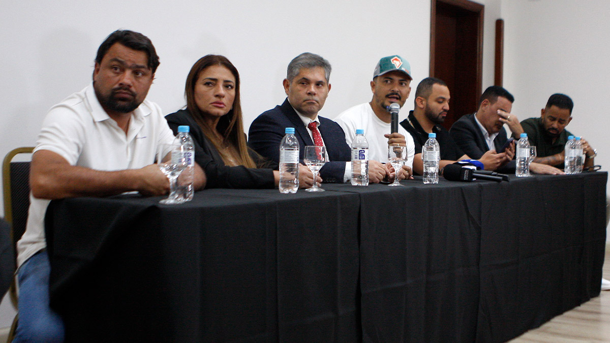 Equipe de Ney Santos durante coletiva de imprensa em Embu das Artes.