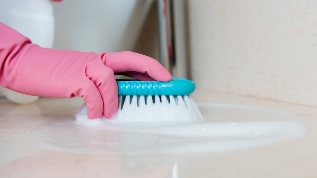 Manter a limpeza semanal evita que o biofilme e o limo criem manchas difíceis de remover