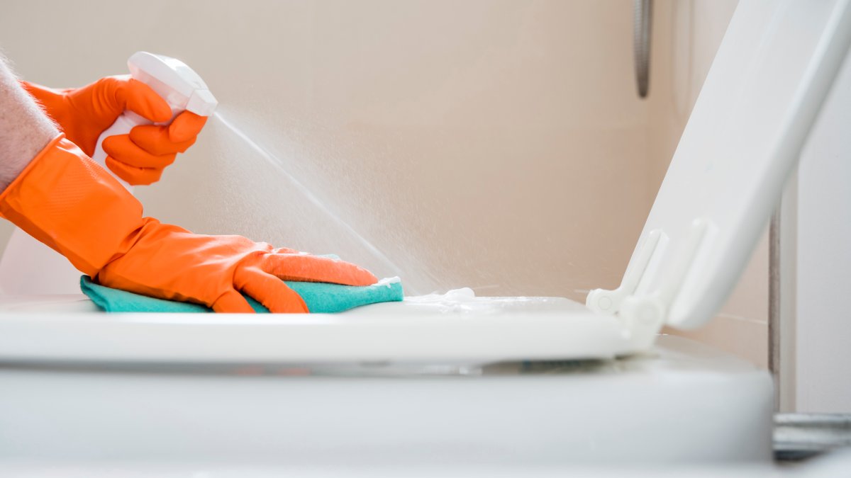 Para começar, aplique água sanitária pura e deixe o produto agir por cerca de 10 minutos