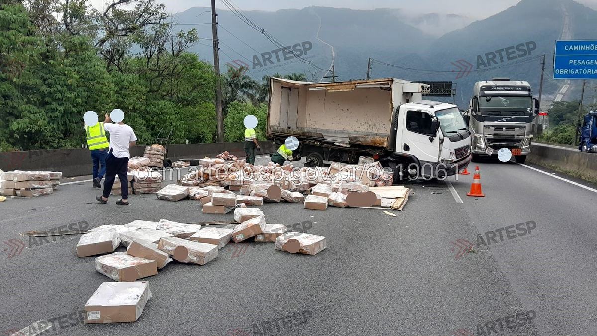 O destombamento do veículo foi realizado por volta das 9h - Divulgação/Artesp