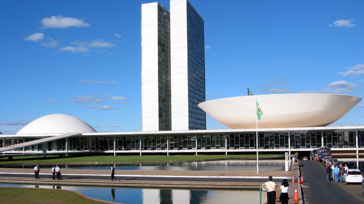 Sob a arquitetura monumental do Congresso Nacional, uma rede subterrânea garante o funcionamento contínuo do Legislativo brasileiro (Foto: EBC)