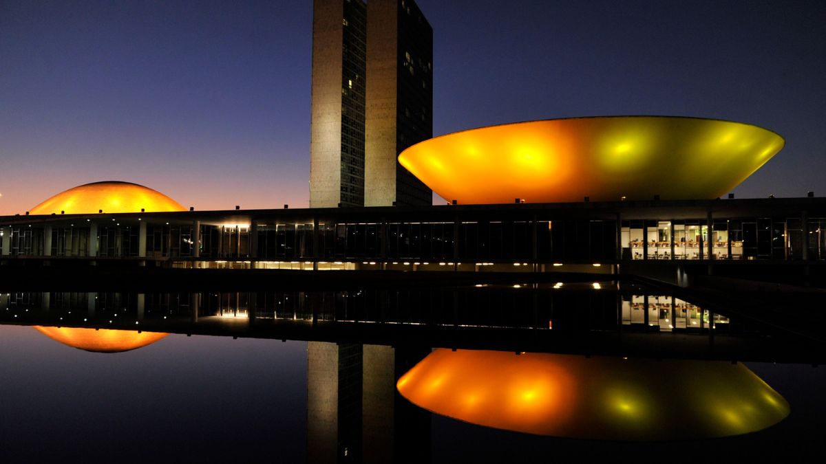 À noite, a iluminação do Congresso destaca sua arquitetura (Foto: Agência Senado)