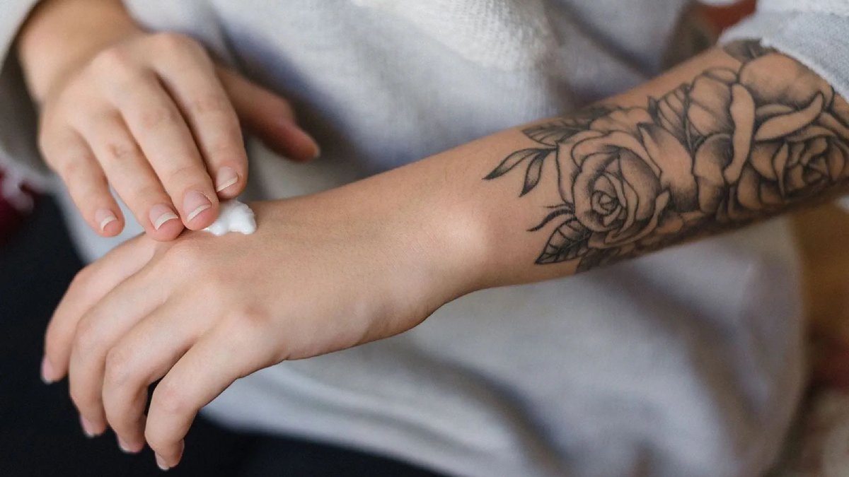 O creme é ideal para áreas secas, pós-sol e até como reparador de áreas recém-tatuadas (Foto: Divulgação/Nivea)