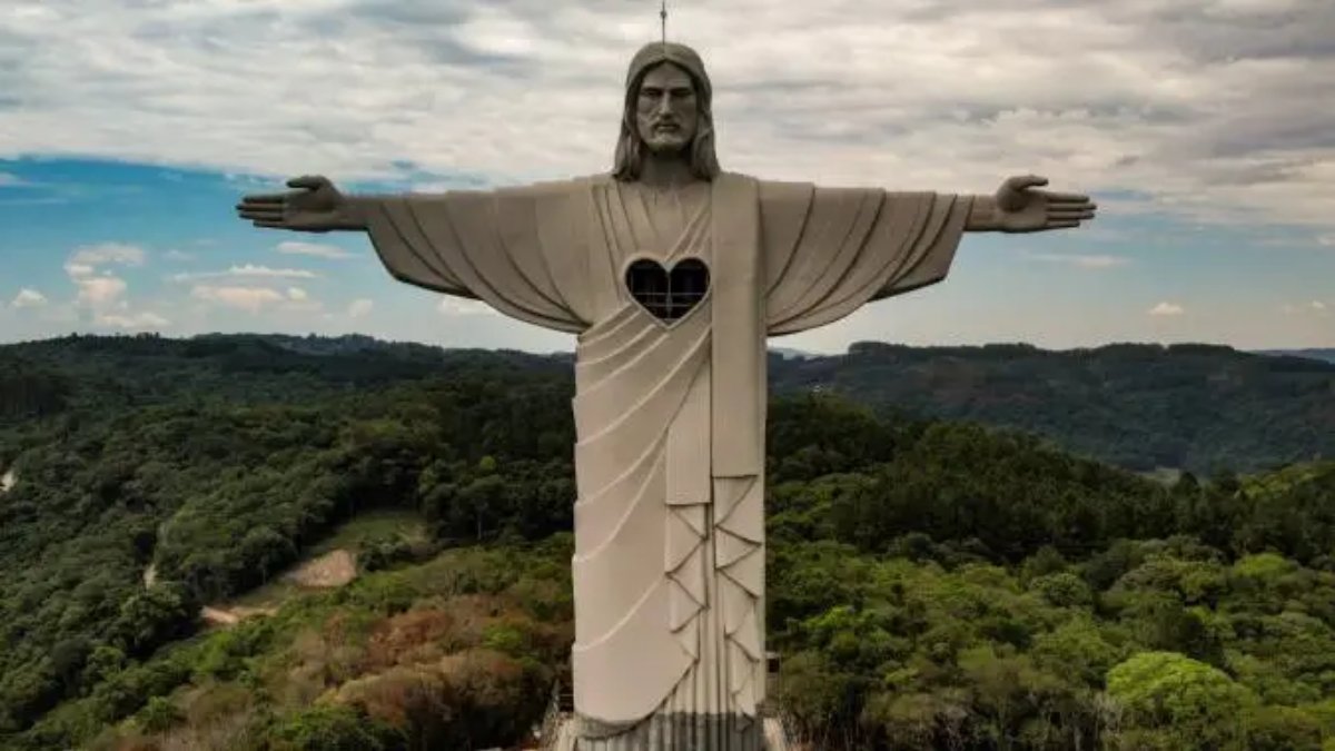 Estátua conta com mirante a 33 metros de altura