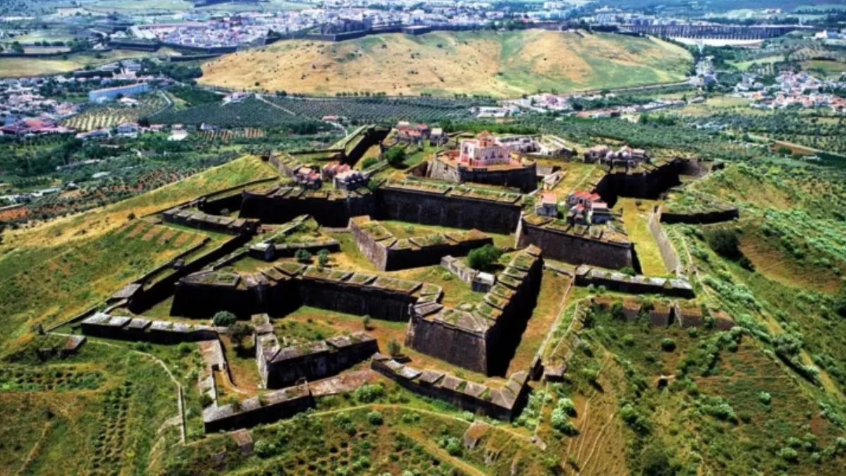 Localizada no coração do Alentejo, a poucos quilômetros da Espanha, a cidade de Elvas, em Portugal, abriga a maior fortificação abaluartada (em formato de estrela) do planeta - (Divulgação/Prefeitura de Elvas)