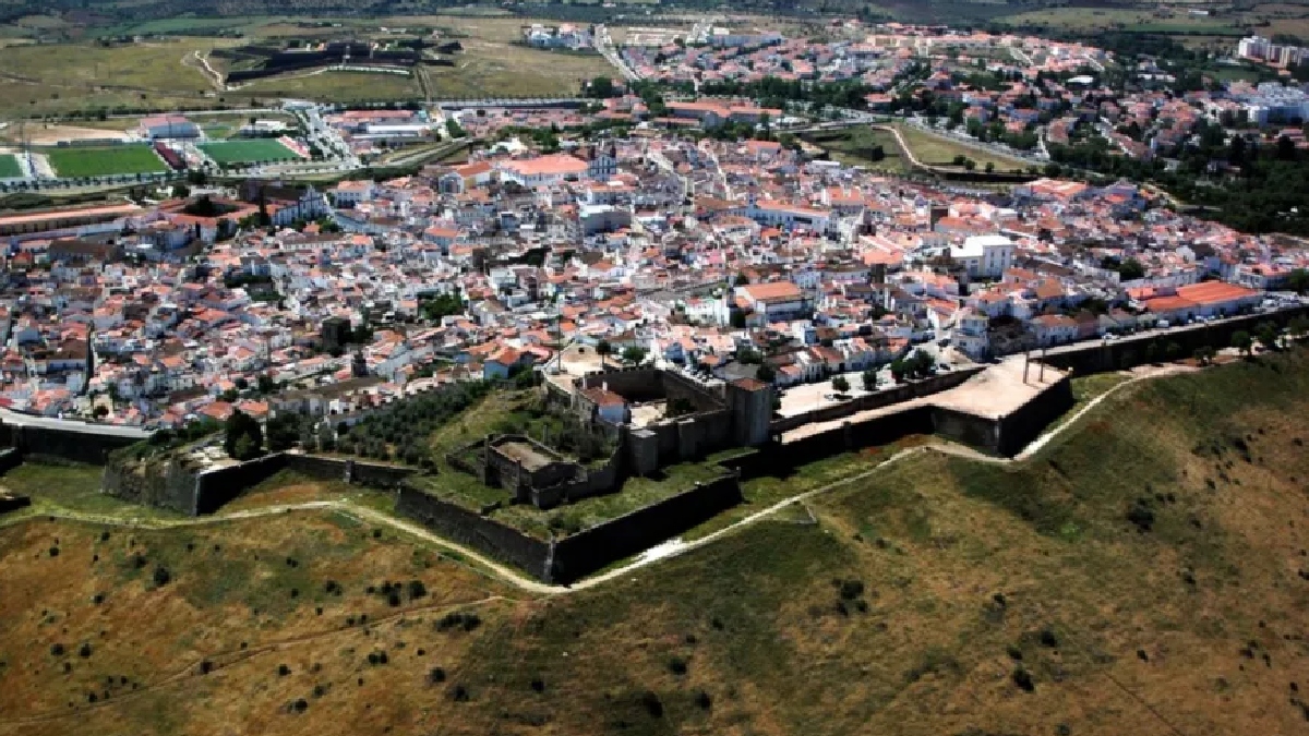 Com um perímetro de aproximadamente 10 quilômetros e uma área de 300 hectares, Elvas foi desenhada seguindo os preceitos da escola holandesa de arquitetura militar - (Divulgação/Prefeitura de Elvas)