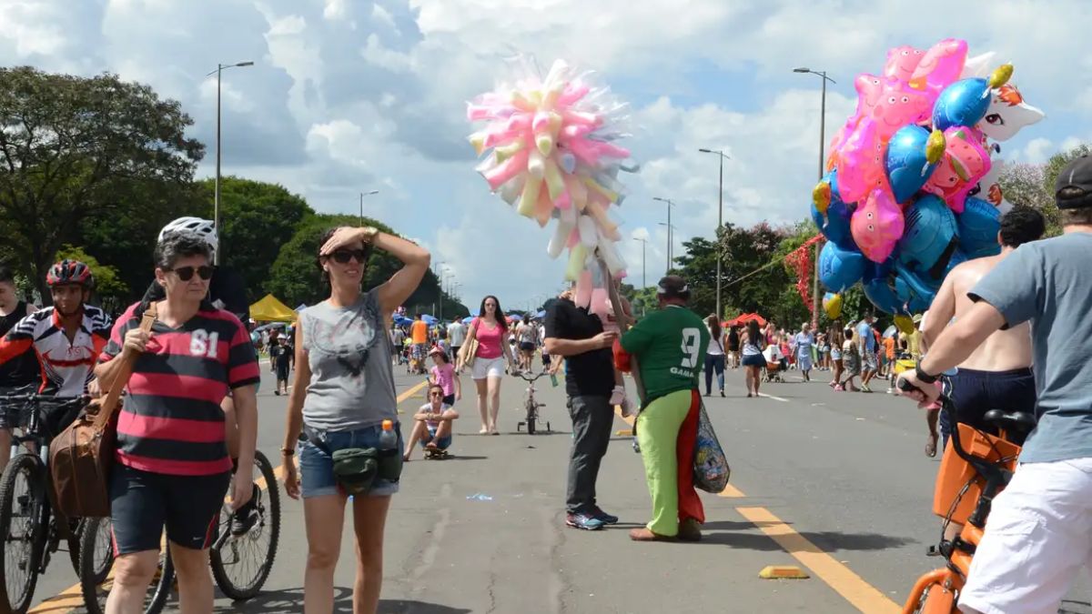 A diversidade cultural e o comércio popular são marcas registradas do Eixão do Lazer, atraindo famílias de todas as regiões administrativas. Elza Fiúza/Agência Brasil