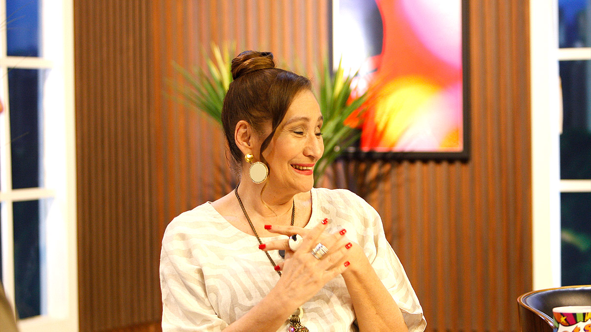 Além de comandar o programa de maior audiência da RedeTV!, Sonia Abrão também é presença constante nas redes sociais, frequentemente transformada em meme.