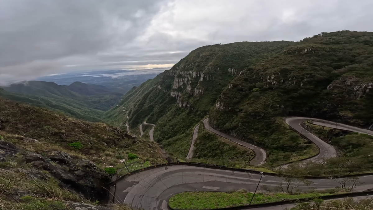 Localizada em Santa Catarina, a Serra do Rio do Rastro é uma das mais comentadas do País - (Reprodução/YouTube)