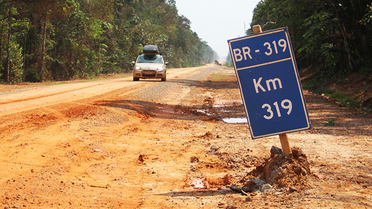 Atravessar o trecho mais crítico da rodovia exige paciência e veículos adaptados, um gargalo logístico que impacta diretamente o frete da produção de Manaus. Reprodução/Fecomercio-AM
