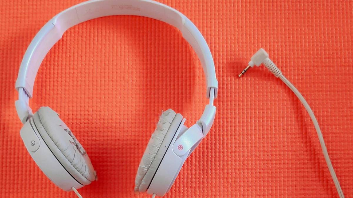 Fone de ouvido com fio - Crédito: Pexels
