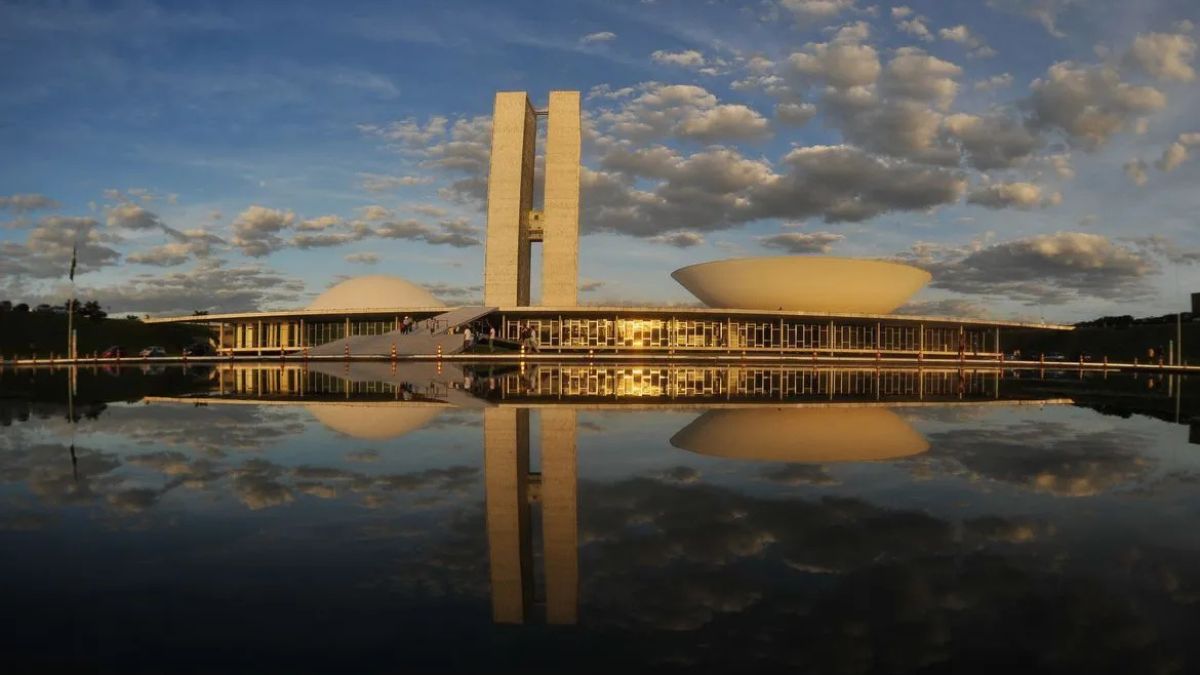Mesmo ao entardecer, quando a paisagem ganha destaque, o funcionamento do Congresso Nacional se mantém (Foto: Agência Brasil)