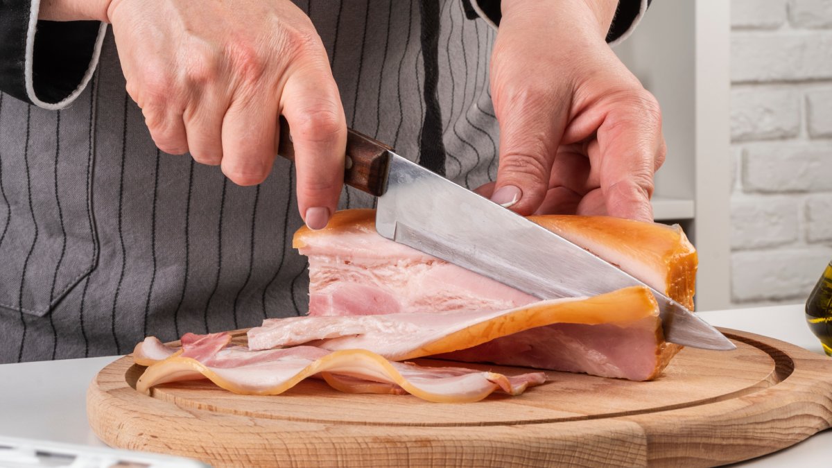 O calor constante evita que a gordura queime rápido demais e preserva o aroma defumado do alimento