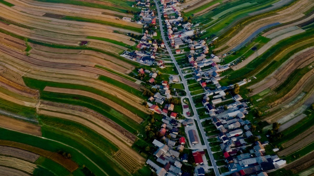 Entre campos estreitos e uma estrada de quase 9 quilômetros, a vila revela como a geografia e a ocupação rural moldaram sua forma de crescer. Foto: Reprodução/Youtube