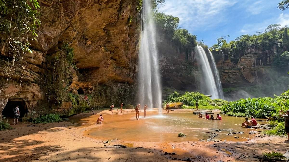 Em Vila Bela da Santíssima Trindade há diversas cachoeiras que formam lugares incríveis para contemplação e banho. Foto: Reprodução/Youtube