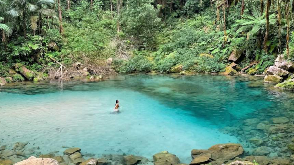 O Santuário das Araras possui piscinas naturais de água cristalina e paredões rochosos impressionantes.