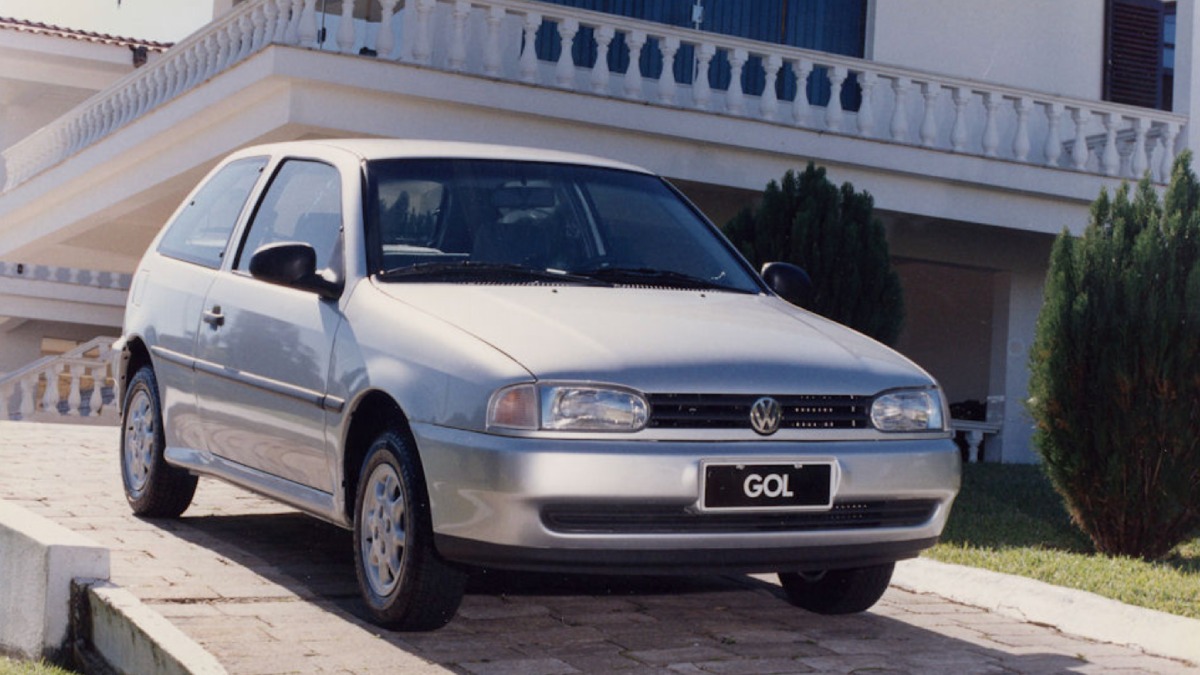 Volkswagen Gol A versão 1.0 do icônico Volkswagen Gol, fabricada em 1993, tem preço médio de R$ 8.657 na Tabela Fipe. Foto: Divulgação