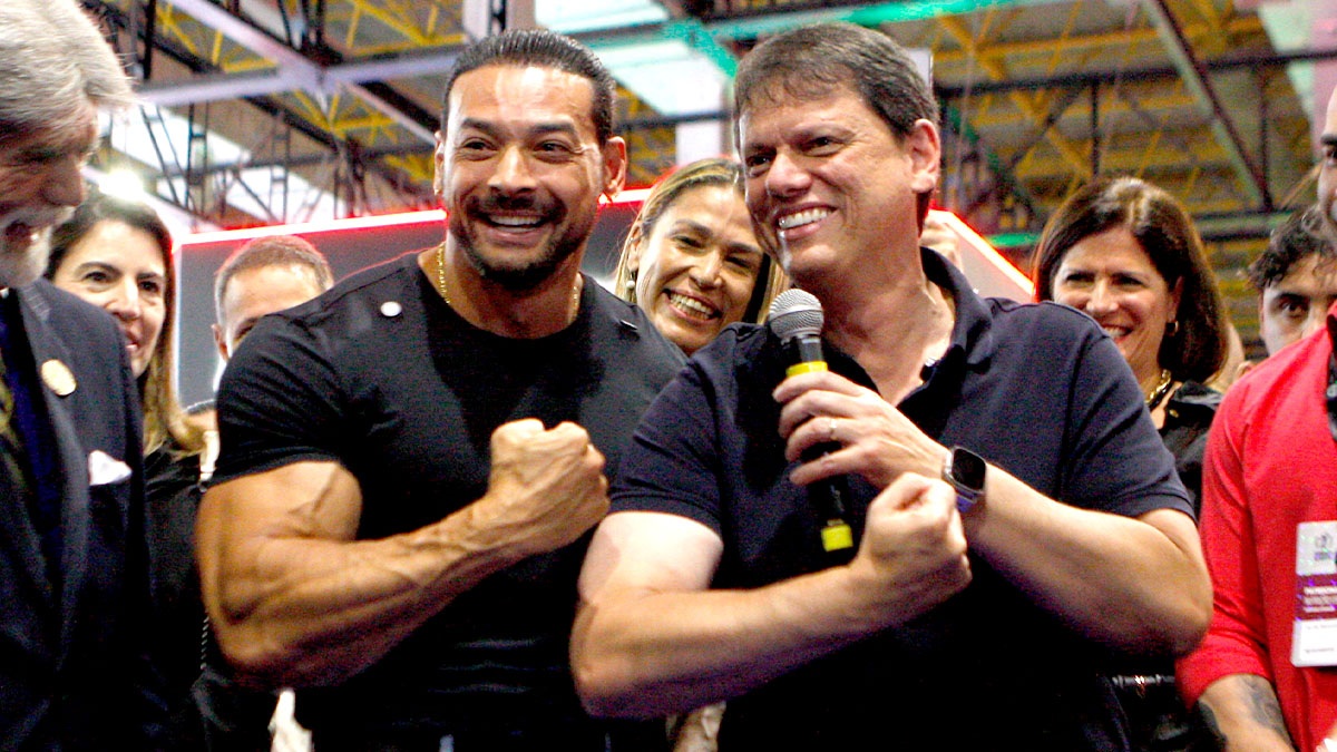 Felipe Franco e Tarcísio de Freitas posam para fotos