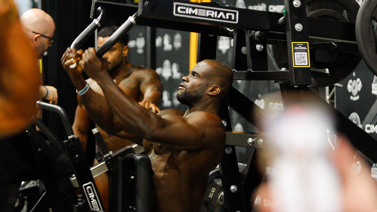 Apesar dos obstáculos, o fisiculturista encontrou espaço no esporte após ser descoberto há três anos por seu treinador em uma academia/Yuri Villaça/Gazeta de S.Paulo
