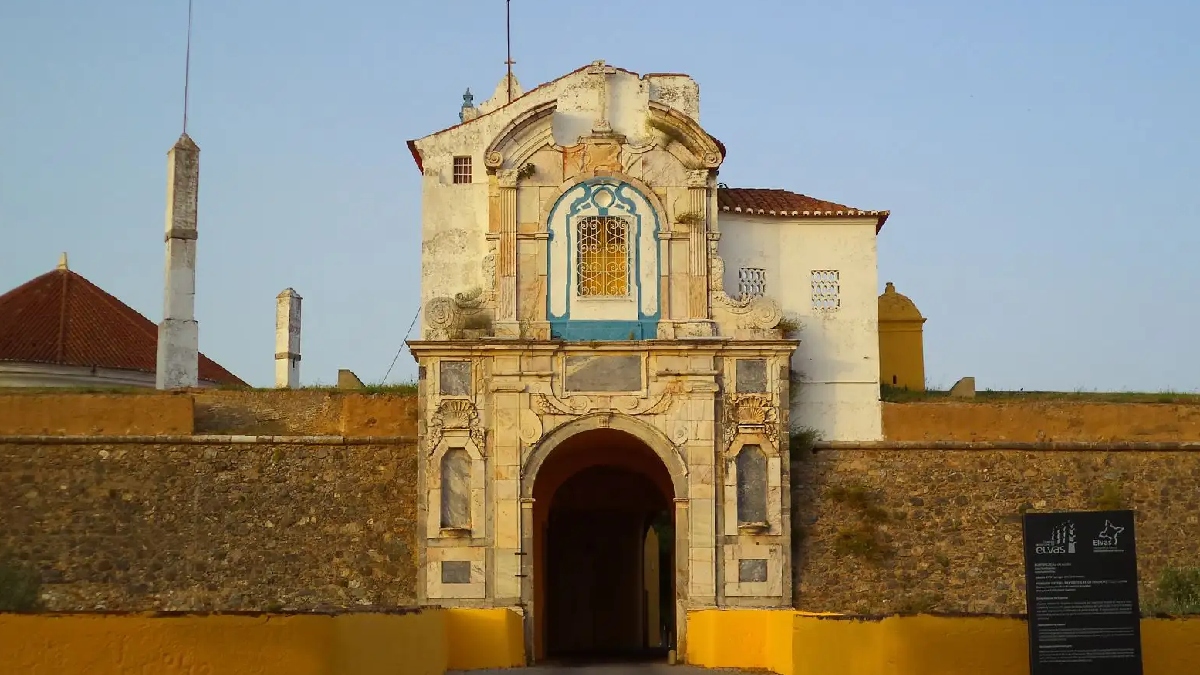 O centro histórico preserva cerca de quarenta igrejas e conventos, além de ruas estreitas com fontes, arcos e palácios que atravessam estilos do românico ao barroco - (Divulgação/Turismo de Alentejo)