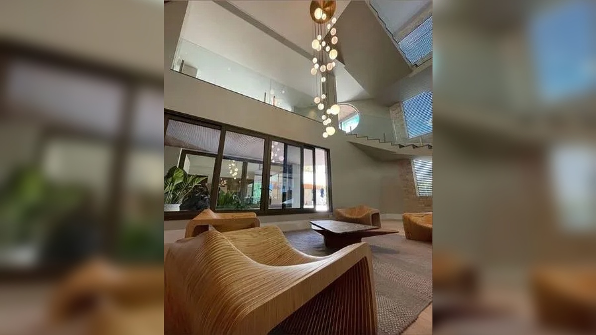 Decoração segue uma linha com tons neutros, como branco, bege e cinza