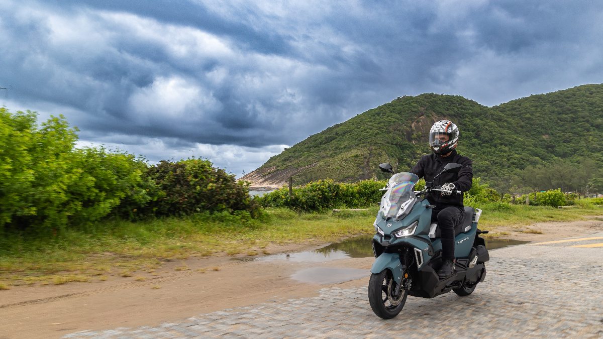 Mesmo sendo uma scooter, a ADXTG 150 incorpora elementos que ampliam sua capacidade fora do asfalto, como a suspensão traseira monoamortecida e os pneus dual purpose, voltados ao uso misto/Divulgação