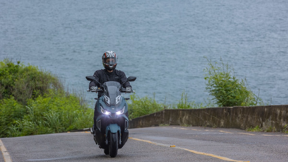 Mesmo sendo uma scooter, a ADXTG 150 incorpora elementos que ampliam sua capacidade fora do asfalto, como a suspensão traseira monoamortecida e os pneus dual purpose, voltados ao uso misto/Divulgação