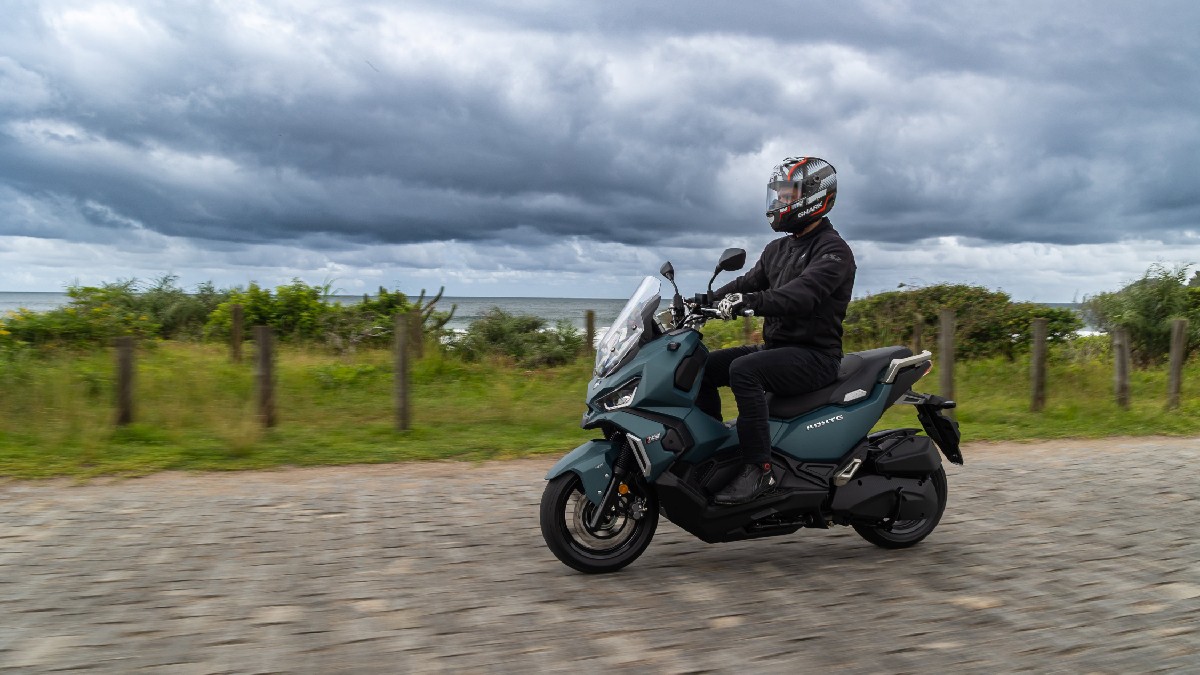 Mesmo sendo uma scooter, a ADXTG 150 incorpora elementos que ampliam sua capacidade fora do asfalto, como a suspensão traseira monoamortecida e os pneus dual purpose, voltados ao uso misto/Divulgação
