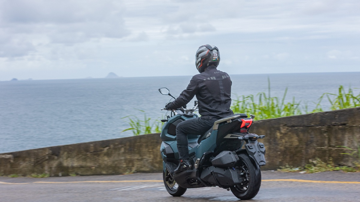 Mesmo sendo uma scooter, a ADXTG 150 incorpora elementos que ampliam sua capacidade fora do asfalto, como a suspensão traseira monoamortecida e os pneus dual purpose, voltados ao uso misto/Divulgação