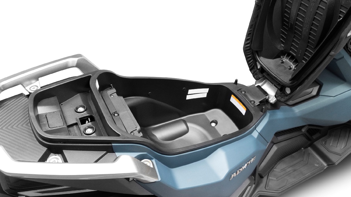 Mesmo sendo uma scooter, a ADXTG 150 incorpora elementos que ampliam sua capacidade fora do asfalto, como a suspensão traseira monoamortecida e os pneus dual purpose, voltados ao uso misto/Divulgação