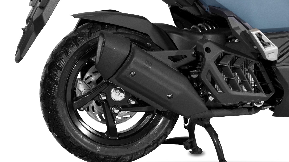 Mesmo sendo uma scooter, a ADXTG 150 incorpora elementos que ampliam sua capacidade fora do asfalto, como a suspensão traseira monoamortecida e os pneus dual purpose, voltados ao uso misto/Divulgação