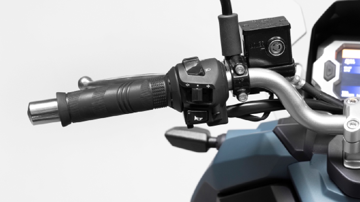 Mesmo sendo uma scooter, a ADXTG 150 incorpora elementos que ampliam sua capacidade fora do asfalto, como a suspensão traseira monoamortecida e os pneus dual purpose, voltados ao uso misto/Divulgação