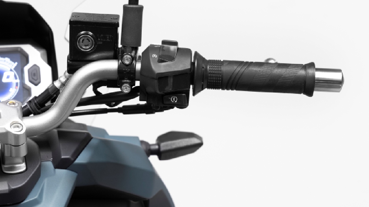 Mesmo sendo uma scooter, a ADXTG 150 incorpora elementos que ampliam sua capacidade fora do asfalto, como a suspensão traseira monoamortecida e os pneus dual purpose, voltados ao uso misto/Divulgação