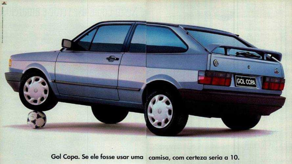 O carro vinha com retrovisores no mesmo tom de azul da carroceria, faróis auxiliares, limpador traseiro, painel digital e volante esportivo/Reprodução