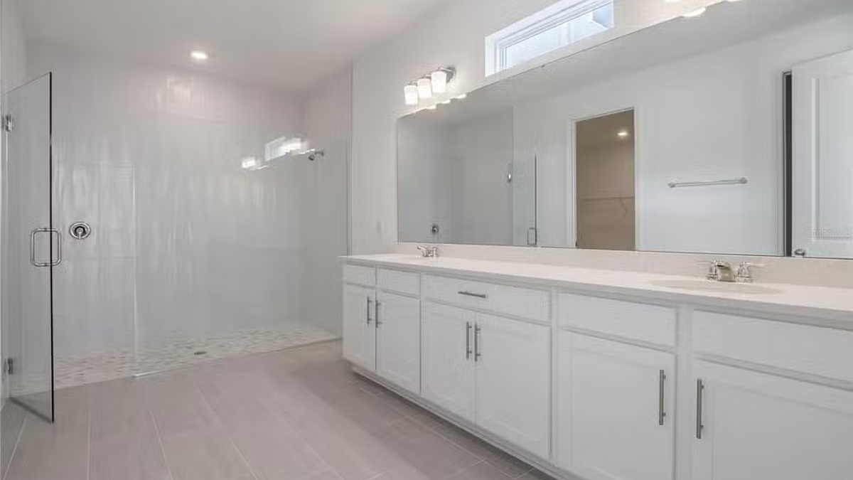 Imóvel onde ele estava tinha cinco quartos, vista para um lago e cerca de 329 m²