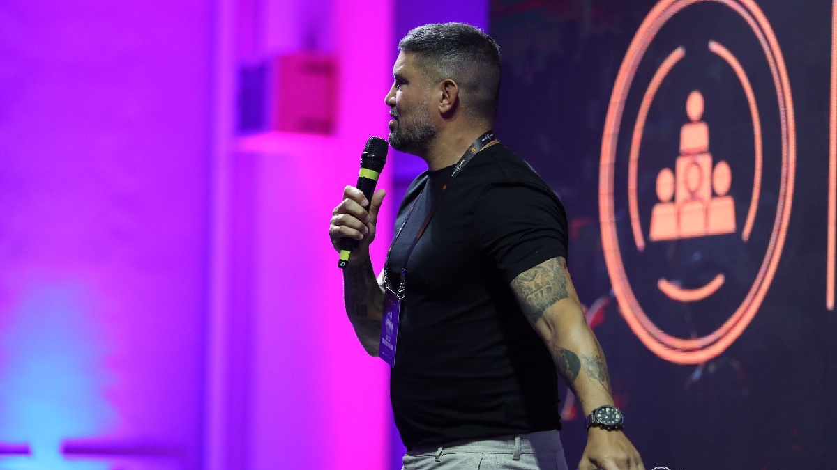As conferências exploram mais o aspecto científico e objetivo, sendo reconhecidas como o ponto de encontro de profissionais que ditam tendências