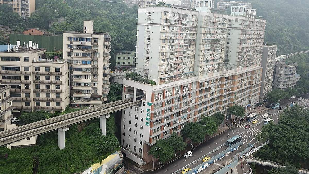 Toda a cidade é cortada por uma malha de monotrilhos, com alguns deles passando por dentro dos prédios (Foto: David290 / Wikimedia Commons)