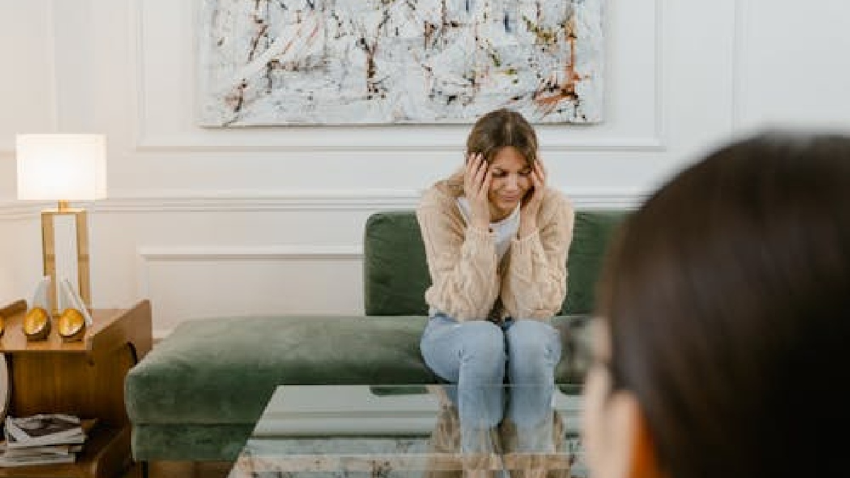 O pedido de ajuda costuma começar antes da fala, no momento em que a pessoa reconhece cansaço, medo ou tristeza com clareza (Foto: MART PRODUCTION / Pexels)